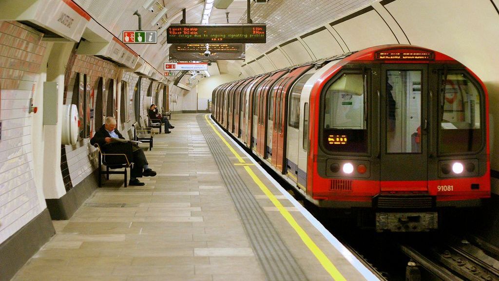 Metroul londonez va circula 24 de ore din 24 în weekend, din septembrie 2015
