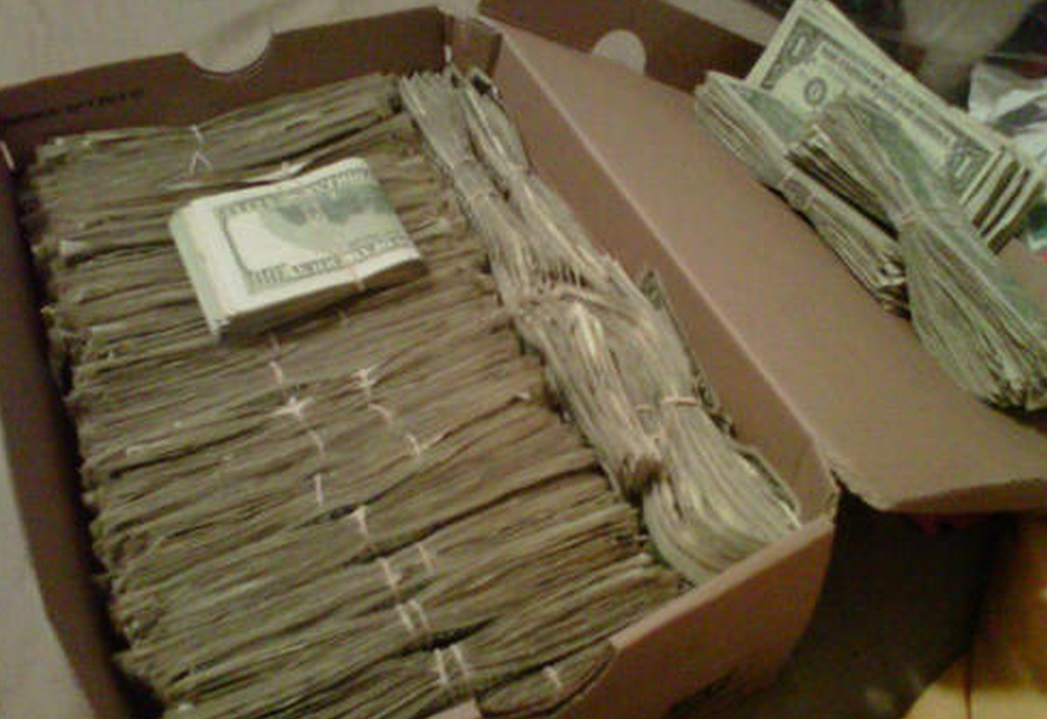 După 60 de ani de mariaj a găsit secretul soţiei: o cutie de pantofi. Ce se afla în ea. A ÎNGHEŢAT!