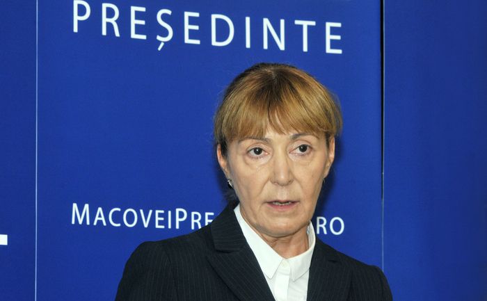 Monica Macovei, la Biroul Electoral Central: Le-am adus popcorn lui Ponta şi o oglindă lui Iohannis