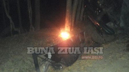 ACCIDENT ÎNFIORĂTOR: 2 morţi, după ce maşina s-a izbit de un copac 