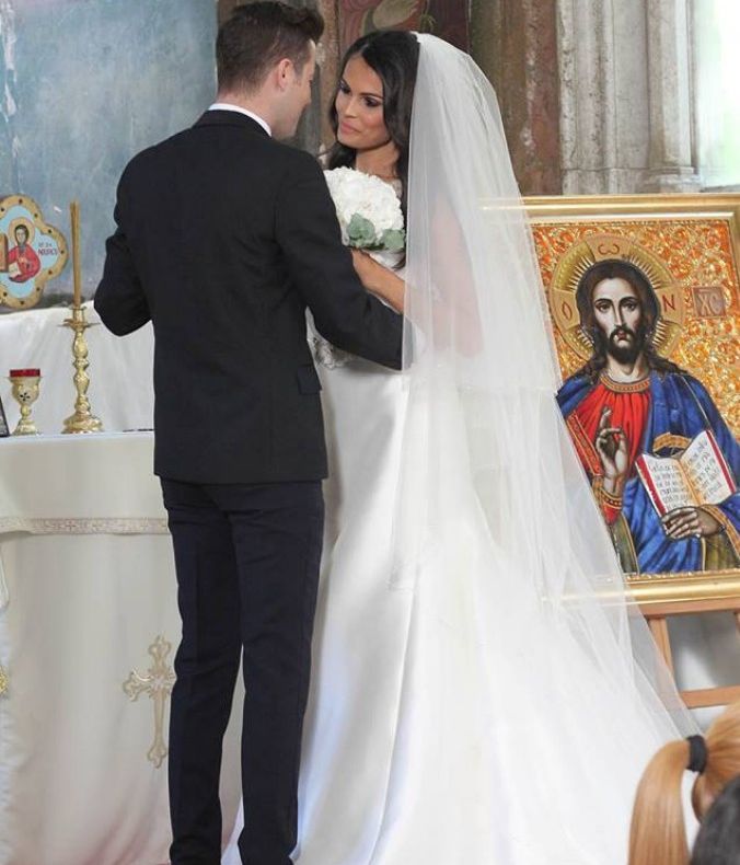 CASĂ de PIATRĂ! Cel mai în vogă artist de muzică pop de la noi s-a ÎNSURAT în secret! EA e mireasa