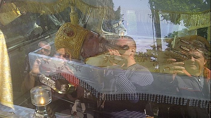 NICOLAE CORNEANU, Mitropolitul Banatului, adus la Catedrală. Zeci de preoți l-au condus