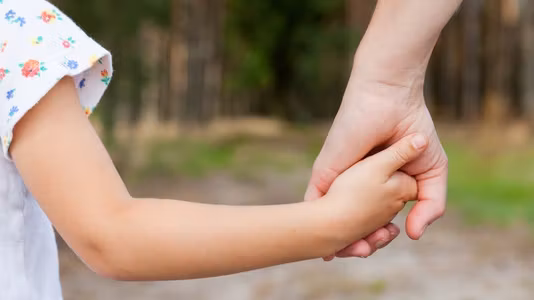 Cea mai TÂNĂRĂ mamă din România, SACRIFICIU enorm pentru fiica sa. A născut la doar 12 ani