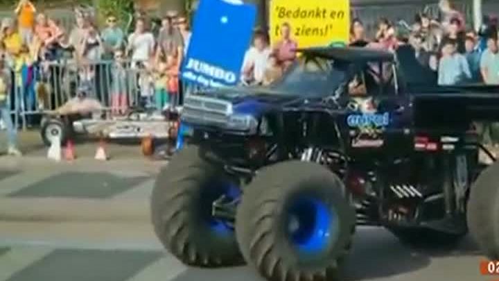 CLIPE DE GROAZĂ la un concurs MONSTER TRUCK: 3 morţi, 18 răniţi