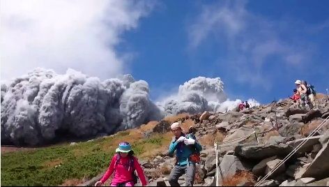 Un mort şi 30 de răniţi, după ce un vulcan din Japonia a intrat în erupţie - VIDEO, FOTO