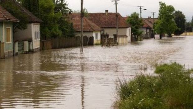 Ploile TORENŢIALE au distrus mai multe gospodării în judeţul Mehedinţi