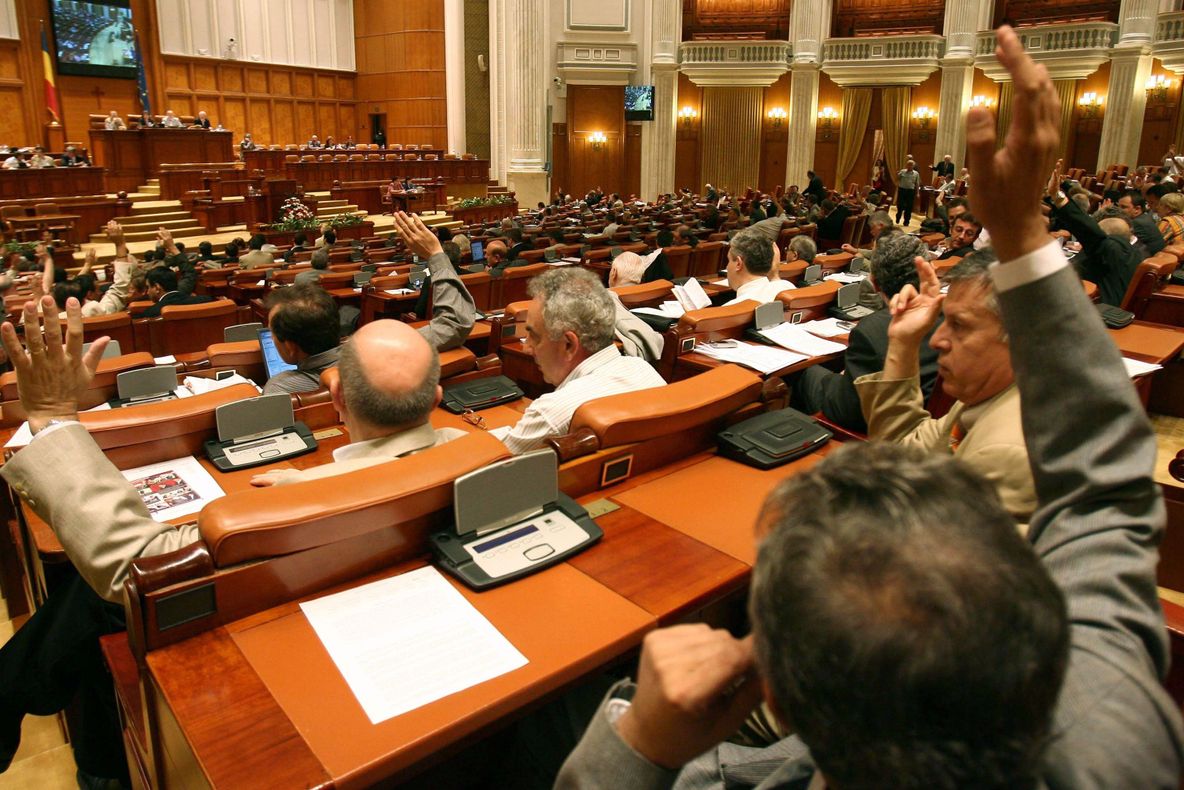 Amnistia și reducerea CAS, adoptate în Parlament