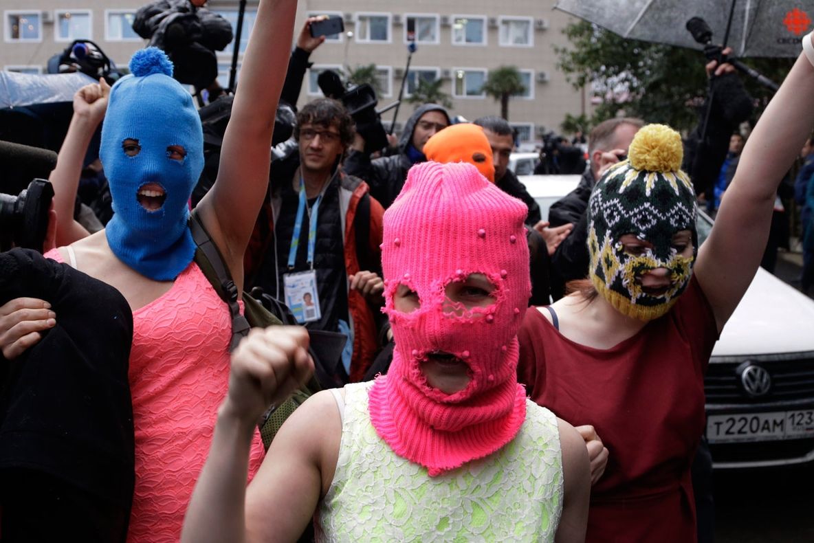 Gest TEMERAR al fetelor Pussy Riot după eliberarea din închisoare