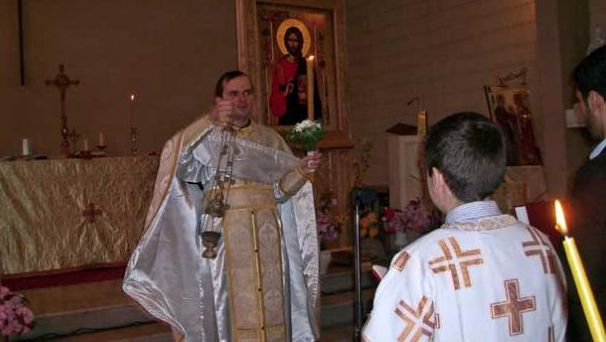 Un preot român cu doctorat în fizică propune schimbarea teoriei lui Einstein