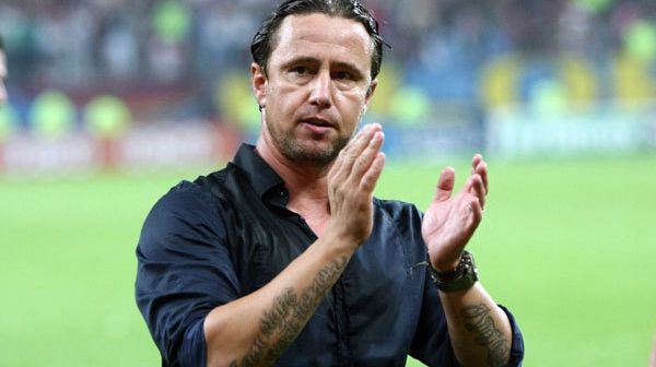 TARE! Reghe se rupe de tot de România! Ce decizie a luat în privinţa mamei lui! Cum arată femeia