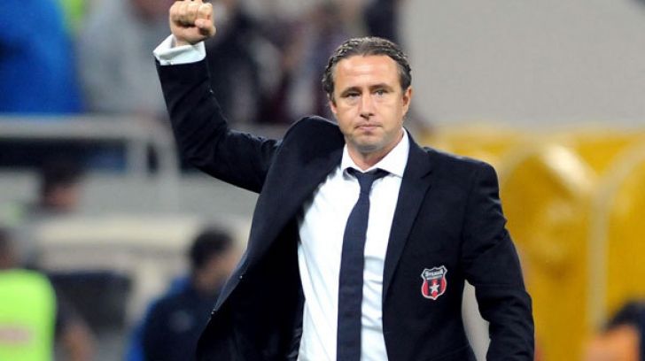 REGHE, prinţ al Arabiei. Şeicii, la picioarele lui. I-au dăruit deja un Rolls, acum ce-i mai dau?