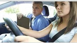 S-a urcat la volanul maşinii "Şcoala". Ce a păţit imediat după această tânără a fost TRAUMATIC