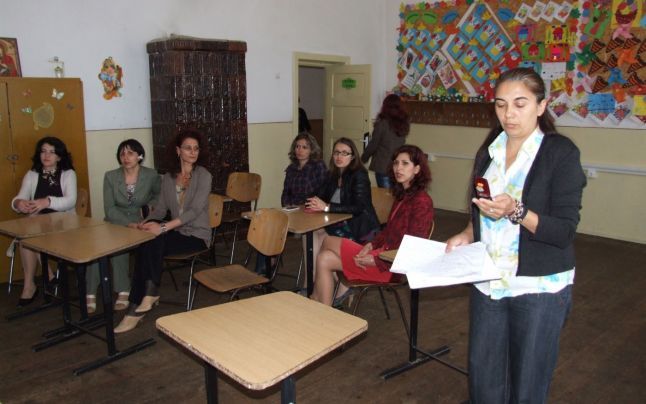 Revoltă la primăria comunei Scutelnici, din cauza crizei din învăţământul local