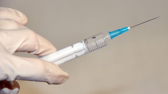 CLIPE DE GROAZĂ ÎN PARC. Copiii, atacaţi de un bărbat cu O SERINGĂ