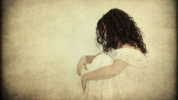 GEST INCREDIBIL: O tânără de 26 de ani a sărit de la etaj CA SĂ SCAPE DE VIOL