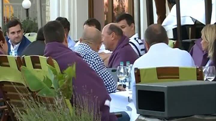 Traian Băsescu, la terasă cu Elena Udrea