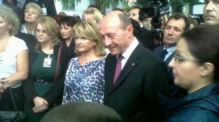 Cadoul inedit oferit de Traian Băsescu soţiei sale: "Meriţi, pentru că eşti o soţie foarte bună"