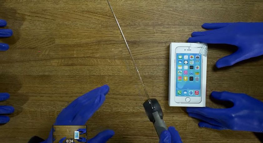 iPhone 6, aruncat din avion şi tăiat cu bomfaierul! Cele mai TRĂSNITE teste cu noul telefon Apple 