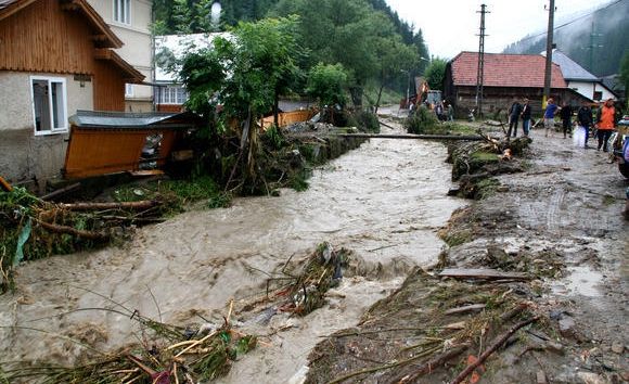 Viiturile au făcut PRĂPĂD: o persoană a murit, iar alte două au fost luate de apele învolburate
