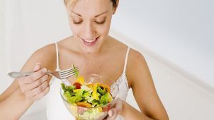7 reguli de aur pentru a mânca mai puţin. Cum să slăbeşti fără să te înfometezi