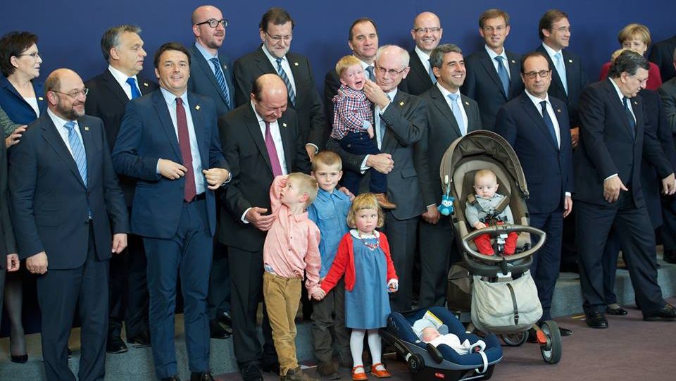 Imaginea neaşteptată de la summitul UE. Ce face preşedintele Băsescu în timpul "pozei de familie"