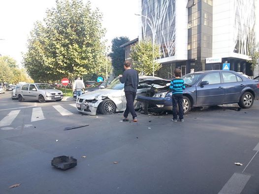 ACCIDENT în CAPITALĂ. Şi-a făcut PRAF bolidul nou-nouţ - FOTO