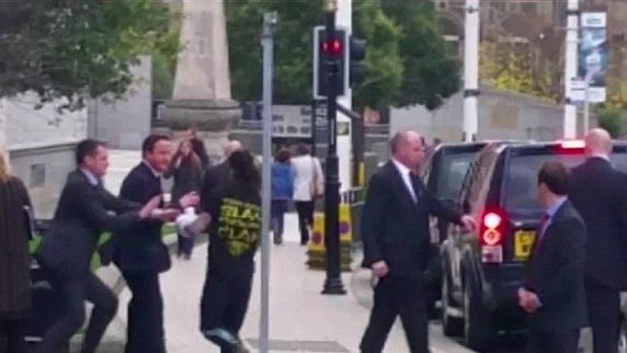 Premierul David Cameron, izbit de un bărbat, în timpul unei vizite la Leeds
