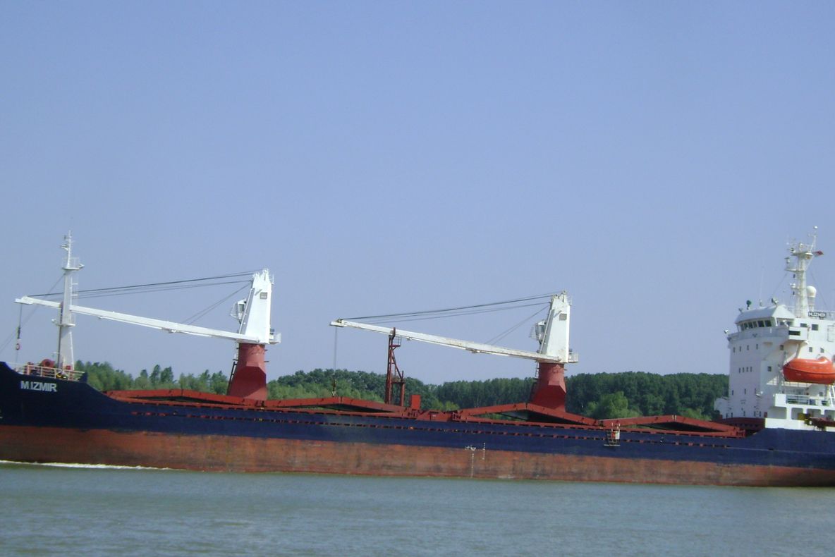 NAVĂ EŞUATĂ pe braţul Sulina - 12 marinari, salvaţi de un un ELICOPTER care i-a transportat pe uscat