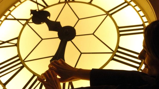 ORA DE IARNĂ 2014: SÂMBĂTĂ noapte, România trece la ORA DE IARNĂ