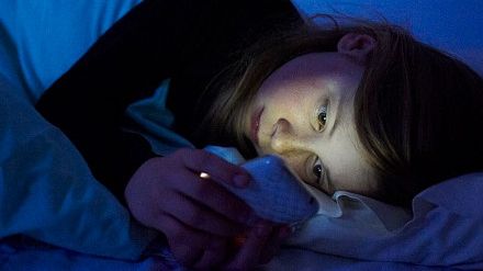 Îţi încarci telefonul pe timpul nopţii? VEZI CE RIŞTI