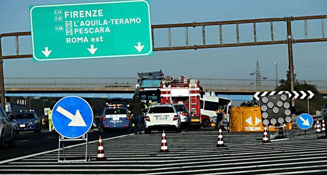 ACCIDENTUL DIN ITALIA. Românii s-au ciocnit cu un microbuz cu șase marocani