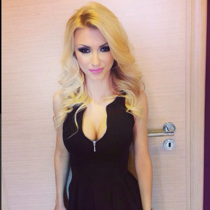 Cum arată Andreea Bălan tunsă scurt şi brunetă