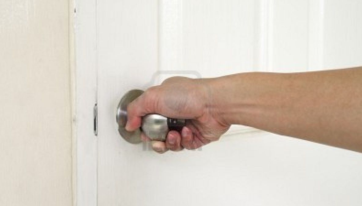 Când MUSAFIRII nu sunt ce par a fi.Ce a păţit un bărbat din Timiş care a primit VIZITA a două TINERE