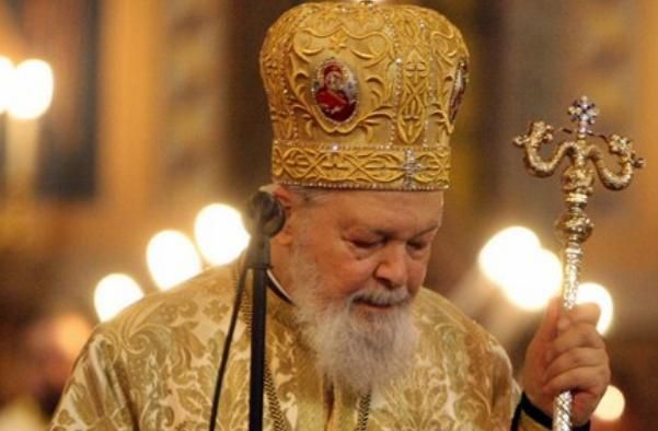 GAFĂ URIAŞĂ pe coroana trimisă în numele lui Băsescu la funeraliile ÎPS Nicolae Corneanu