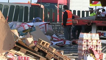 Un camion bulgăresc s-a răsturnat pe autostradă. Traficul a fost blocat