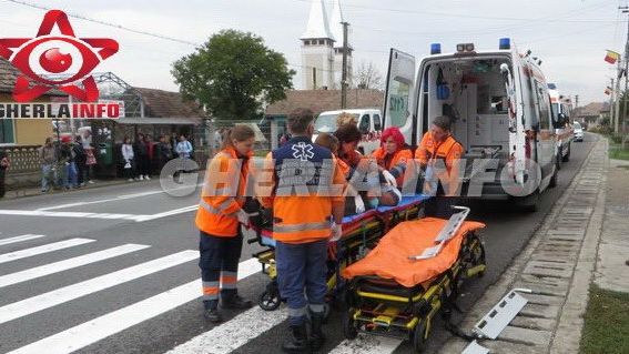 Microbuz cu muncitori, LOVIT ÎN PLIN de un autoturism. Mai multe victime, la spital