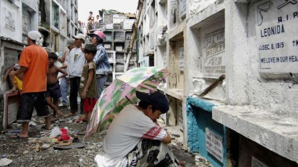 ORAŞUL unde oamenii trăiesc ÎN CIMITIR 