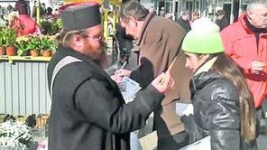 GEST INCREDIBIL: Ce au făcut DOI CĂLUGĂRI într-o piaţă din Vaslui