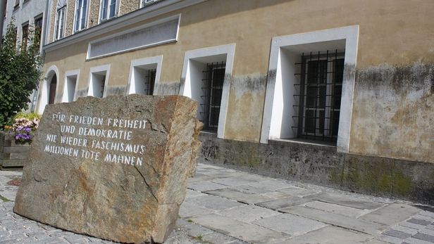 Nimeni nu vrea să locuiască în casa în care s-a născut Hitler. Avertismentul scris pe o plăcuţă