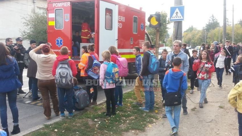 ATAC VIOLENT la o şcoală din Iaşi: 18 ELEVI, LA SPITAL