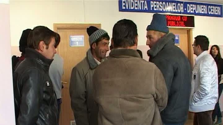 ALEGERI PREZIDENȚIALE 2014. Oamenii stau la cozi pentru buletine 