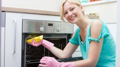 Trucuri rapide de curăţat CUPTORUL