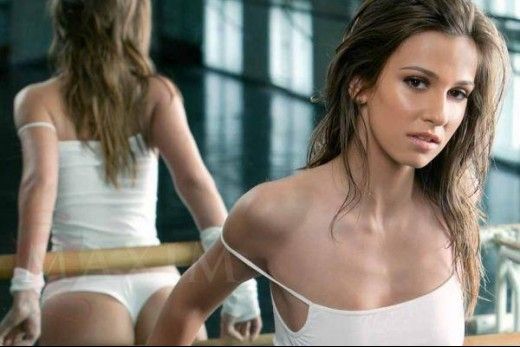 BOMBĂ - Poze cu Dana Rogoz DEZBRĂCATĂ au scăpat pe net. E prima dată când o vezi pe actriţă aşa