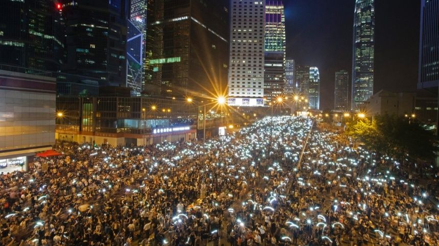 Tensiunea creşte la HONG KONG. Confruntări între grupuri de manifestanţi