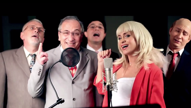 DISTRACTIS, parodie ELECTORALĂ la adresa prezidențiabililor: ”NOI MINȚIM LA fel,  FURĂM la fel”