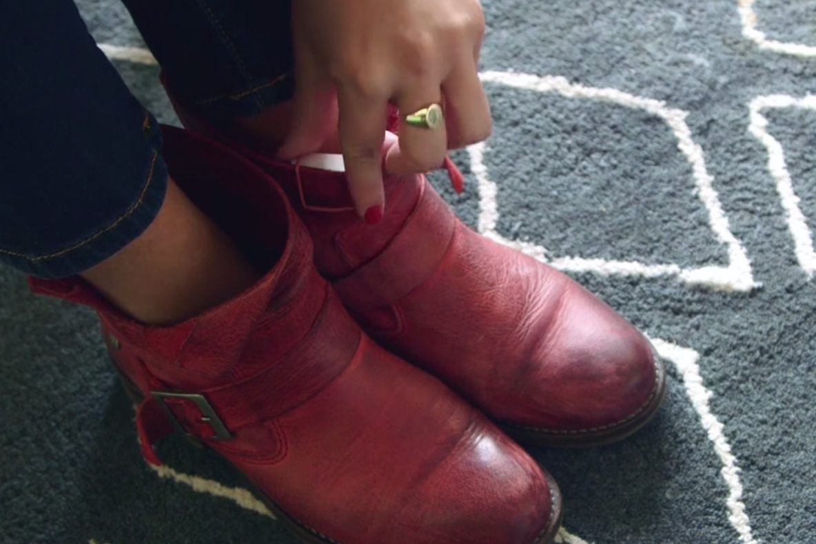 Ce VRAJĂ e asta? Îți controlezi telefonul bătând din CĂLCÂIE ca în VRĂJITORUL DIN OZ