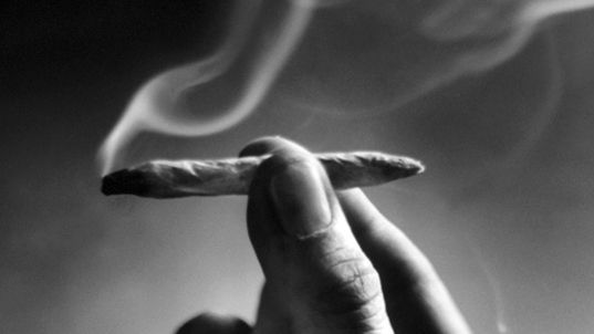 Soluţia pe care au găsit-o senatorii, pentru a mai putea fuma la Parlament 