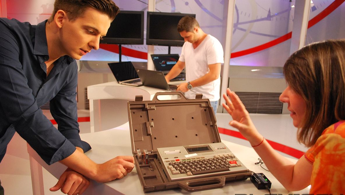 Un român vinde CEL MAI VECHI LAPTOP DIN LUME. E preț INCREDIBIL pentru colecționari