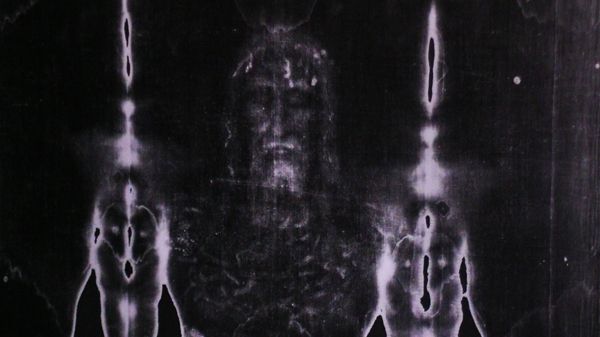 Misterul giulgiului din Torino: Un nou test ADN sporeşte controverse