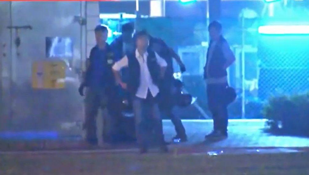 HONG KONG. Scandal după agresarea unui protestar. Mai mulţi poliţişti au fost suspendaţi